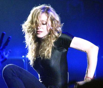 Madonna_Confessions_21May2006__5_splashnews.jpg
